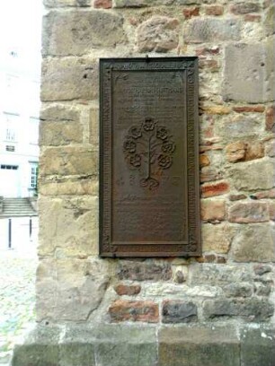 Stadtkirche - Kirchturm im Süden-Strebepfeiler im Südwesten mit eiserner Grabplatte (Jahr 1677 mit Text und Ornamentik)