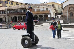 Cusco - Polizistin mit Elektromobil