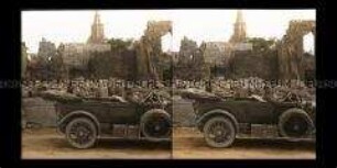 Auto vor zerschossenen Häusern in Montfaucon