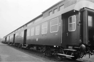 Umbau und Modernisierung von alten Reisezügen beim Bundesbahnausbesserungswerk Karlsruhe.
