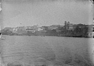 '"Mombasa vom fahrenden Dampfer aus"