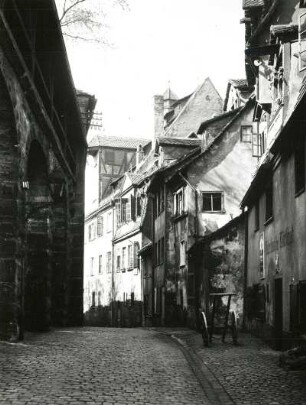 Nürnberg, Blick über eine Straße : Nürnberg. Altstadtgasse an der Stadtmauer mit Köfersteinscher Wirtschaft