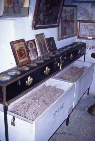 Georgskloster, Märtyrerreliquien im Kloster [Wadi Kelt, Israel-Exkursion]