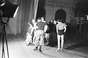 Plaza: Plaza-Girls proben; Willm Beck und Madl. Bethke tanzen vor; (von oben)