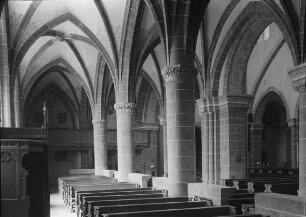 Fritzlar, ehem. Stiftskirche St. Peter, Inneres, südl. Seitenschiffe und Mittelschiff nach Nordwesten