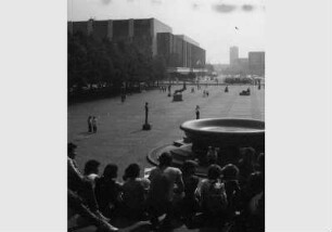 Besucher an der Freitreppe des Alten Museums mit Blick auf Skulpturen im Lustgarten