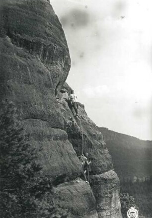 Sächsische Schweiz, Schmilka. Kleiner Falknerturm. Seilschaft Oswald Kunis in der Herrmannswand (VIIb [VIIIa])