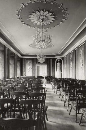 Rosenbach/Vogtl.-Leubnitz. Schloß (1794). Musiksaal, Wandfeld, Stuckgehänge mit Musikinstrumenten