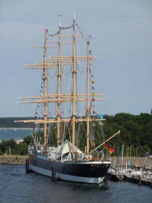 Travemünde - Segelschulschiff : Das Segelschulschiff "Passat" liegt am Kai. Aufgenommen am 7. August 2010 bei der Einfahrt in den Fährhafen von Lübeck-Travemünde