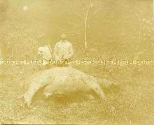 Jäger posiert mit einem am Fluss Ngoko erlegten Nilpferd