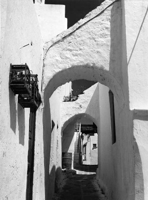 Mykonos. Blick in eine enge Gasse