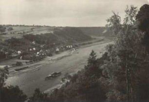 Stadt Wehlen, Blick auf Wehlen-Pötzscha vom rechten Elbufer stromabwärts und den Schwemmlandstreifen