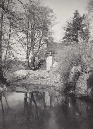 Sacka, Pfarrkirche. Ansicht von Süden über einen Wassergraben