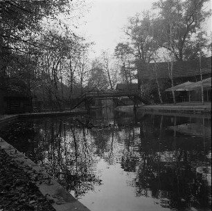 Kahnfährhafen am Gasthaus "Fröhlicher Hecht" und Hechtgraben mit Bank (Brücke) zum Spreewald-Museum (Freilandmuseum)