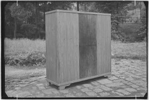 Königstein. Tischler Maly. Dreitüriger Kleiderschrank