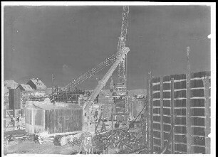 Staustufe Himmelstadt. Baumaßnahmen. Im Hintergrund sind Gebäude von Himmelstadt erkennbar.
