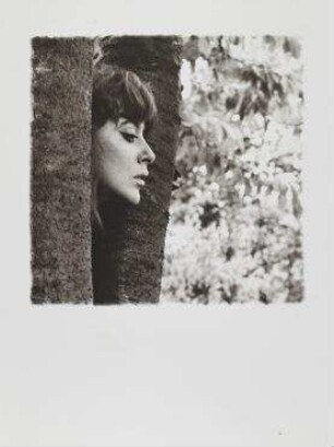 Ohne Titel (Vali Myers im Garten, 2 rue Adélè, Paris-Clamart)