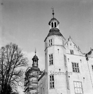 Renovierung: Eckturm mit Gerüst