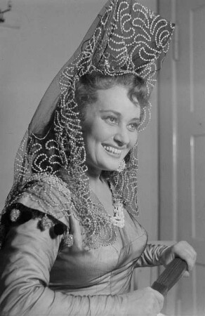 Szenenbilder aus der komischen Oper "Carmen" von Georges Bizet an der Komische Oper Berlin