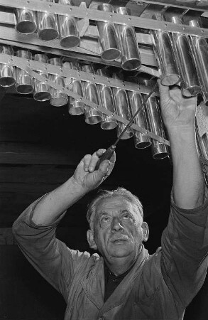 Porträt Conrad Katz' in seiner Werkstatt in der William-Zipperer-Straße beim Einbau von Resonanzröhren in ein Vibraphon