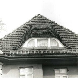 Cottbus, Inselstraße 9. Villa (Kinderkrippe "Mitte"; A. 20. Jh.), Gaube (Straßenseite)