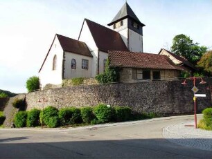Ansicht von Nordosten mit Kirche über Kirchhofmauer (Futtermauer) in erhöhter Lage am Ortsrand