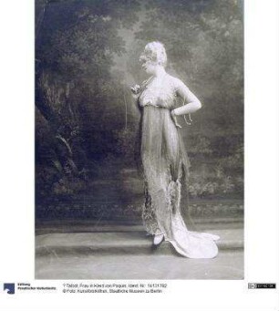 Frau in Kleid von Paquin