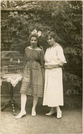 Junge Frauen mit Vogelkäfig