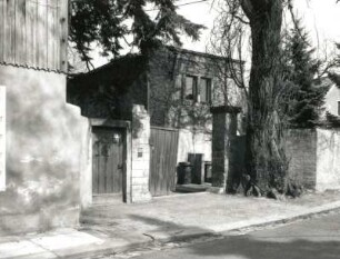 Radebeul, Bennostraße 11. Haus "Friedland" (1701/1800). Toranlage