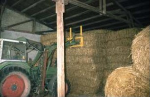 Fotografie: Strohbergung, Quaderballen, Transport, Frontlader, Ein- und Auslagerungstechnik