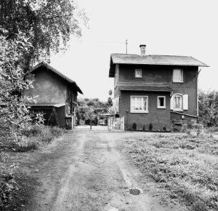 Ehem. Bahnwärterhäuschen; Wöllstadt, Eisenbahnstraße 19, Eisenbahnstraße 21