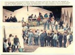 Exodus of East Germany Prag 1989 - DDR-Flüchtlinge beim Schlangestehen für Essen im Garten der BRD-Botschaft in Prag