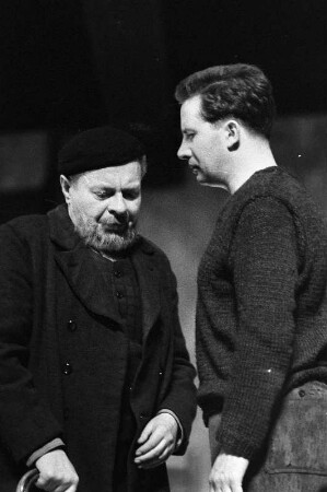 Szenenbilder aus "Die Spieldose" von Georg Kaiser (Regie: Horst Schönemann, Ausstattung: Dieter Berge). Maxim-Gorki-Theater Berlin, 02.06.1961 (Premiere am 06.06.1961) : Mit Albert Hetterle (Pierre Chaudraz), Ruth-Maria Kemper (Noelle), Uwe-Detlev Jessen (Paul Chaudraz) und Heinz Scholz (Parmelin)