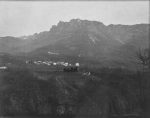 Panoramablick : Blick über eine bergige Landschaft mit einzelnen Siedlungen