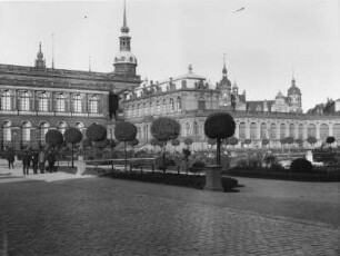 Dresden, Zwinger : Dresden-Altstadt, Zwinger. Gemäldegalerie und Deutscher Pavillon. Blick über den Zwingerhof gegen Hausmannsturm