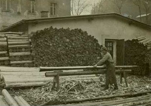 Antonsthal, Holzschleiferei : Schälen der Stämme zum Vorbereitungen auf den Schliff