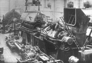 40.000-PS-Turbinenanlage (im Bau) in einer Werkhalle : Elbing. Lokomotiv-, Maschinen- und Turbinenfabrik F. Schichau . 40.000-PS-Turbinenanlage (im Bau) in einer Werkhalle