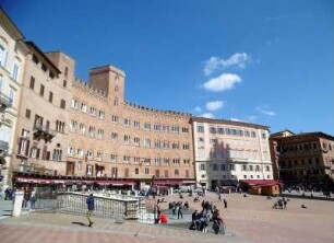 Siena: Piazza del Campo mit Fonte Gaia