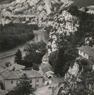 Bulgarien. Balkanländer, Balkan. Iskardurchbruch mit Tscherepisch-Kloster (19. Jh.). Blick flußaufwärts