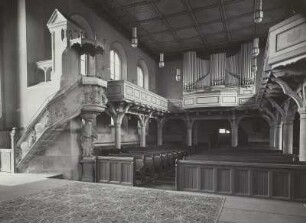 Bad Schandau. Stadtkirche St. Johannis (1668-1671 erweitert, 1709, Innengestaltung 1876-1877). Inneres vom Altar mit Kanzel (1705) gegen Orgelempore mit Orgel (1927; Jehmlich Orgelbau Dresden)