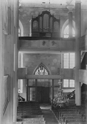 Kirche, Innenraum : Unbekannter Ort. Kirche. Blick zur Orgel