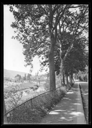 Blick von der Mühlenstraße Richtung Eisenbahnbrücke und Hofhaltung