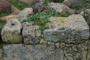 Insel Sardinien - Historische Steine : Steine in der römischen Siedlung von Tharros an der Westküste der Insel Sardinien, aufgenommen 2006