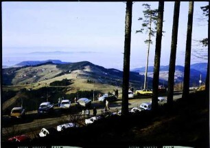 Stohren: Waldparkplatz am Gieshübel, oben Schnee, Vordergrund Autos
