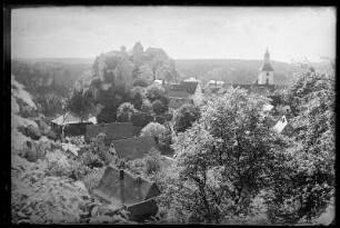 Hohnstein. Stadtteilansicht mit Blick zur Burg Hohnstein