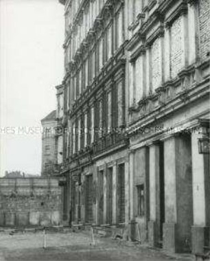 Wohngebäude mit zugemauerten Fenstern an der Bernauer Straße als Element der Berliner Mauer