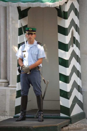Lissabon, Wachtposten mit Säbel vor einem Ministerium