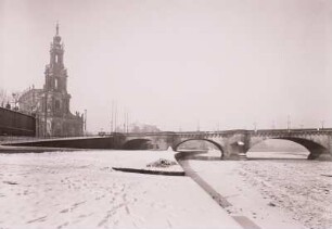 Dresden, Blick vom Terrassenufer, Dampferanlegeplatz, auf Hofkirche und Augustusbrücke im Winter