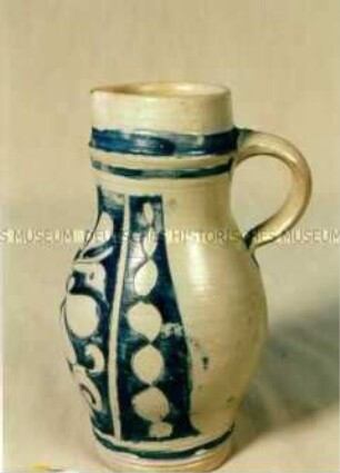 Krug mit Blaumalerei und Ritzornament
