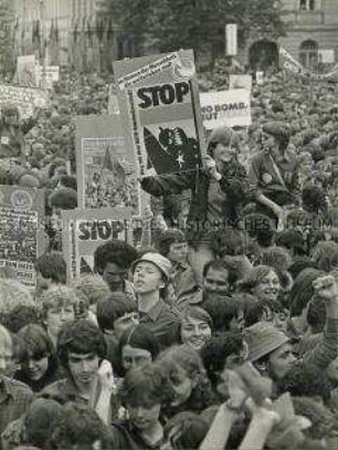 Teilnehmer einer Friedensdemonstration beim Pfingsttreffen in Potsdam